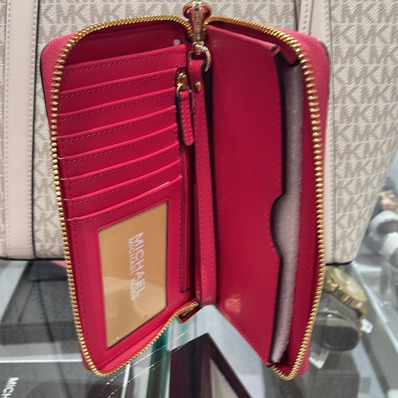 MICHAEL KORS LARGE FLAT MULTIFUNCTION PHONE CASE WALLET WRISTLET 
ELECTRIC PINK - Picture 7 of 16